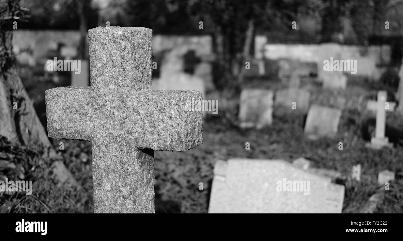 Tumbas y tumbas vistas en un famoso cementerio inglés Fotografía de