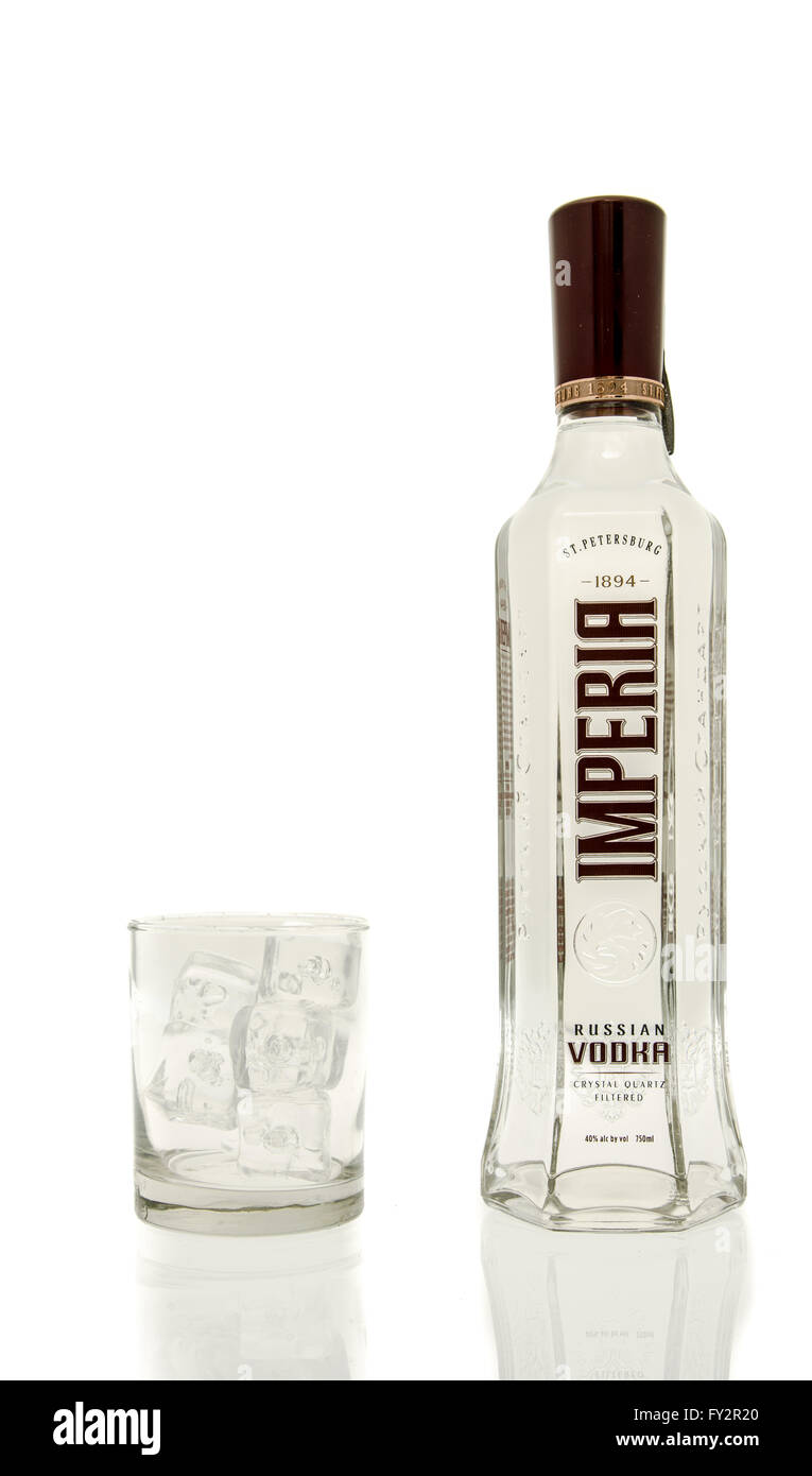 Winneconne, WI - 15 de marzo de 2016: una botella de vodka ruso Imperia con un vaso de hielo Foto de stock