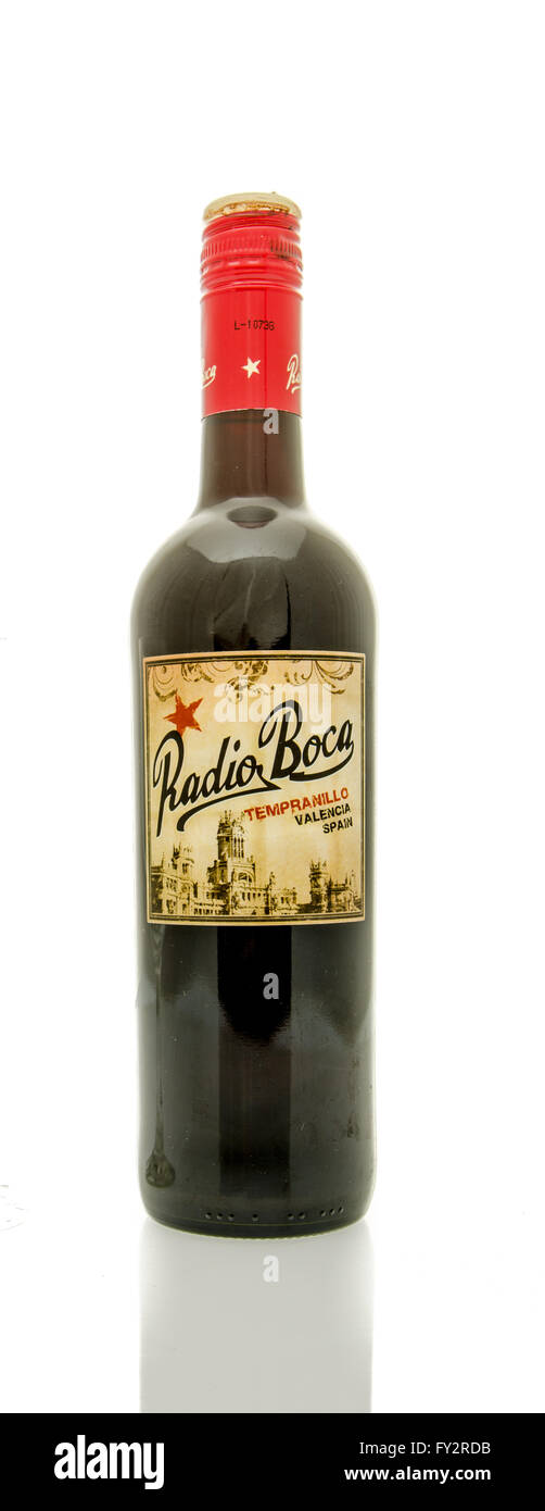 Winneconne, WI - 16 de marzo de 2016: una botella de vino en boca de Radio  sabor tempranillo sobre un fondo blanco Fotografía de stock - Alamy