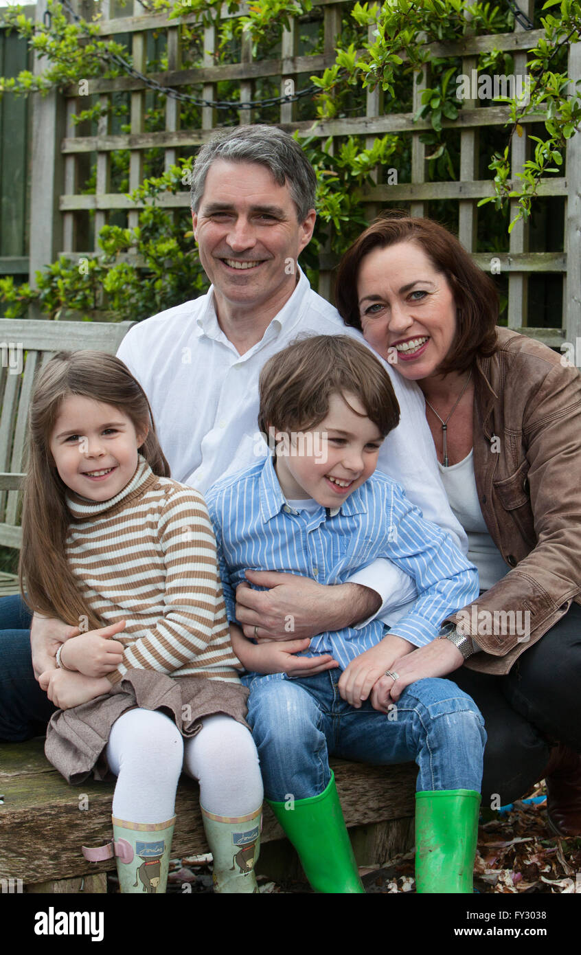 Retrato de familia divirtiéndose Fotografía de stock - Alamy