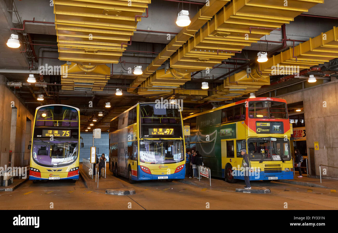 Estación central de autobuses en el distrito central, metro, autobuses de dos pisos, la Isla de Hong Kong, Hong Kong, China Foto de stock