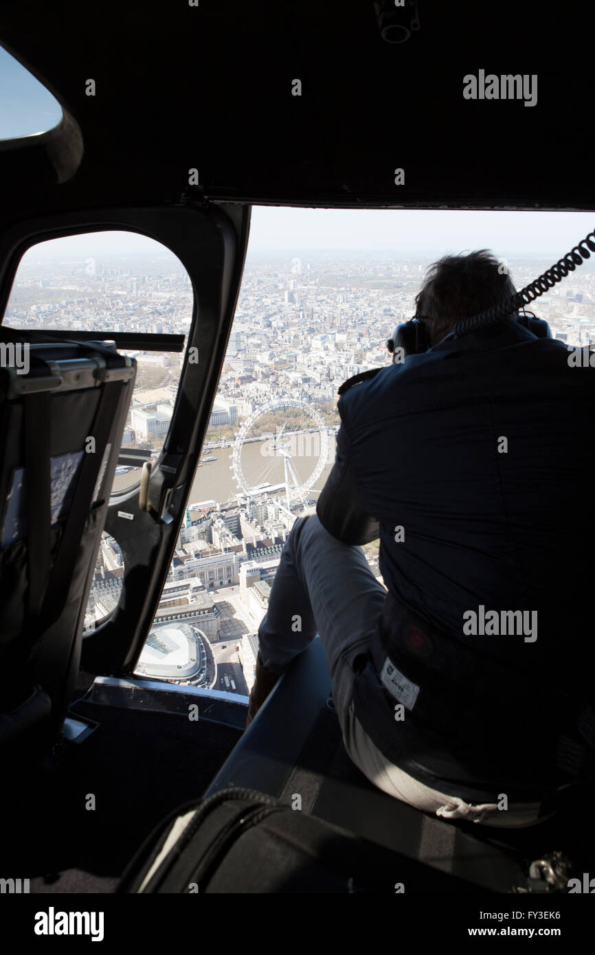 Helicóptero de Londres vista desde la cabina y a través de puertas abiertas Foto de stock