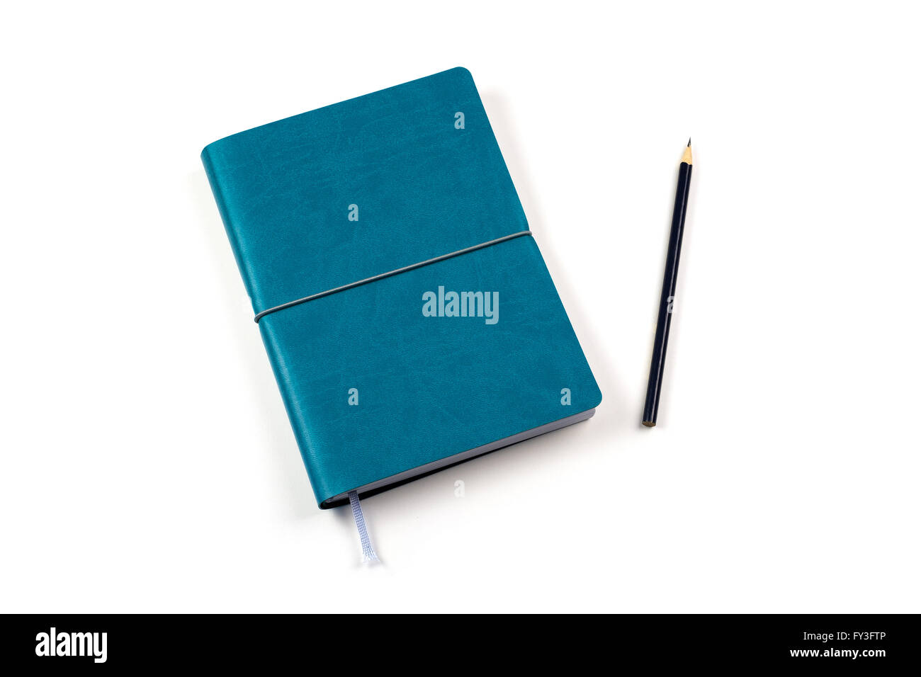 Diario con lápiz azul sobre fondo blanco. Foto de stock