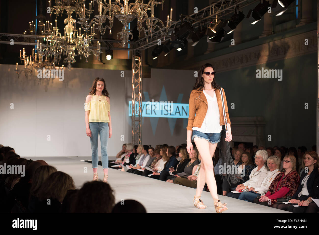 Alamy noticias de moda baño 2016. Pasarela. Tiendas. Modelo. Colecciones Primavera Verano 2016.La belleza. Los acontecimientos. Viendo a la gente pasar. Tendencias Foto de stock