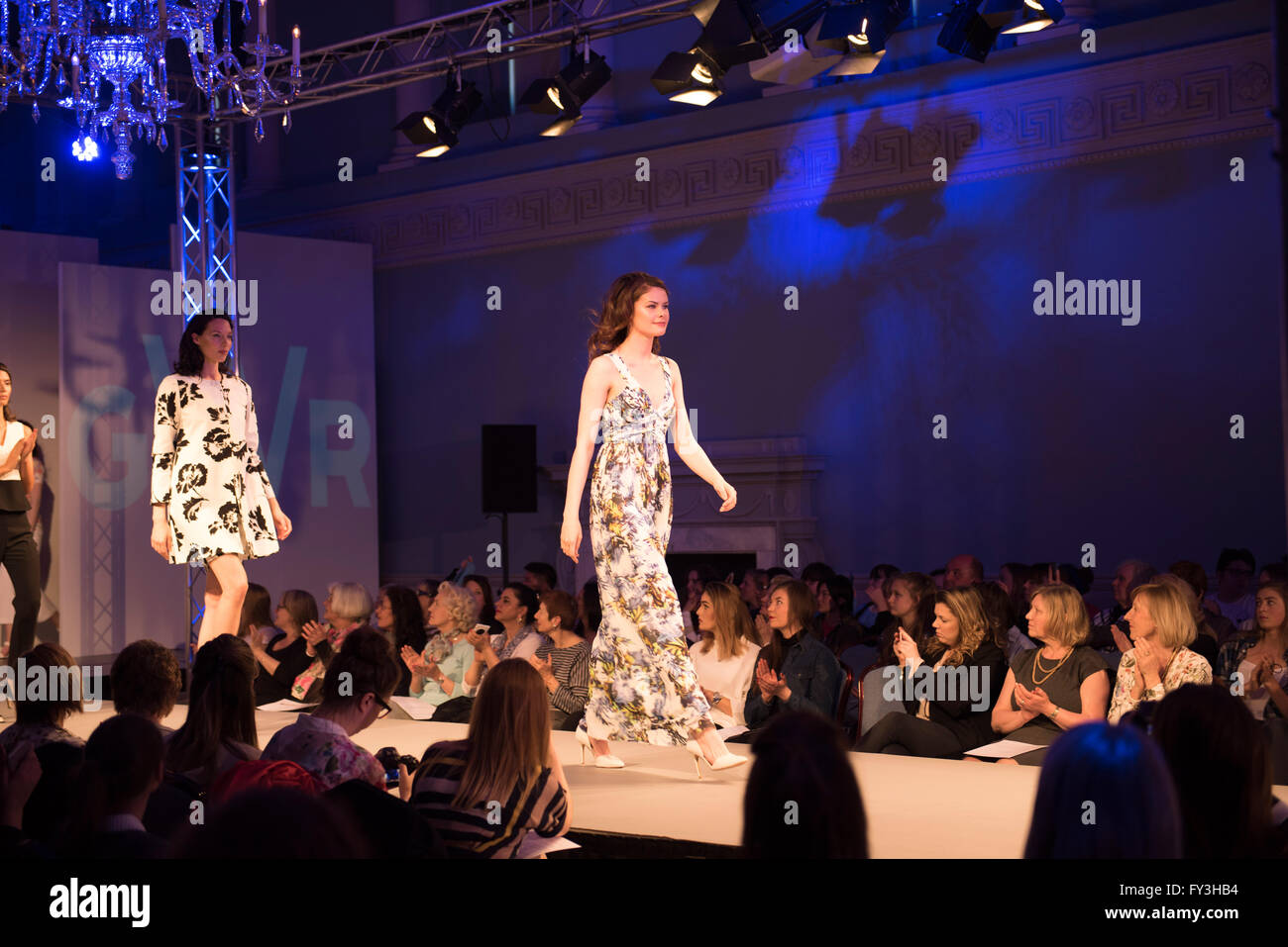 Alamy noticias de moda baño 2016. Pasarela. Tiendas. Modelo. Colecciones Primavera Verano 2016.La belleza. Los acontecimientos. Viendo a la gente pasar. Tendencias Foto de stock