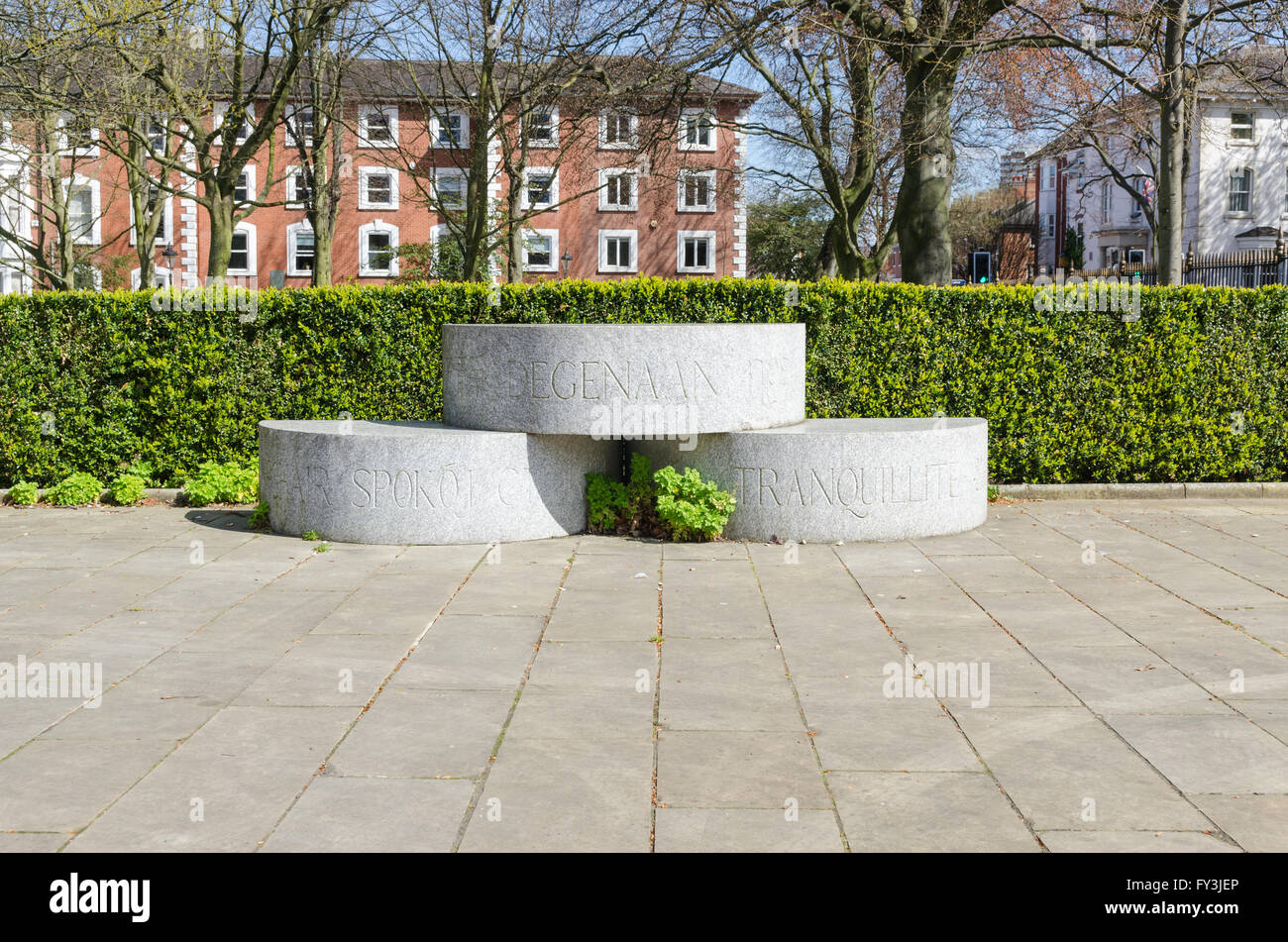 "Tranquilidad" asientos labrados de Cornualles de Lank granito gris en Plaza de Montfort, Paseo Nuevo, Leicester Foto de stock