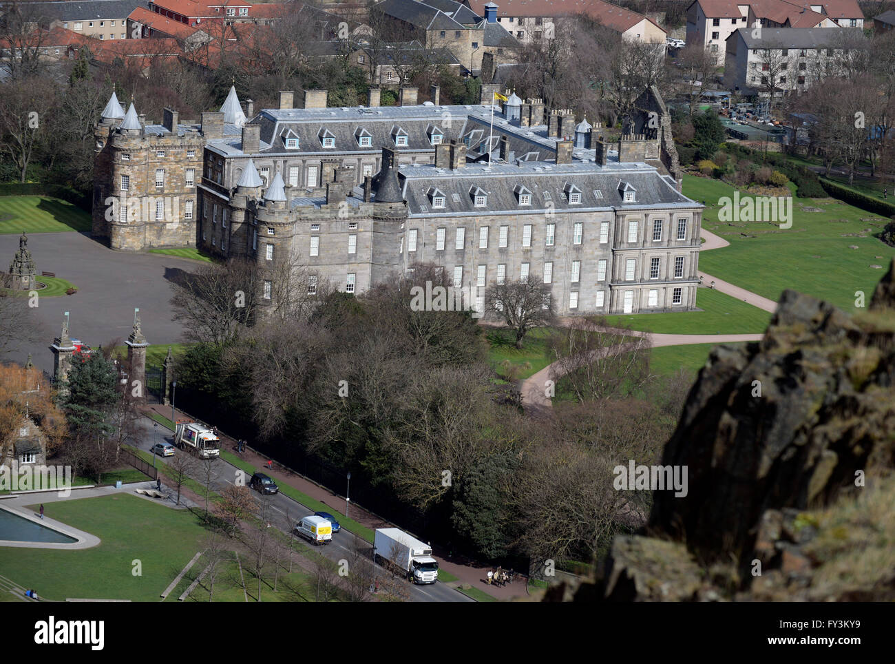 Palacio de Holyroodhouse de Edimburgo, residencia oficial de la Reina y la familia real cuando están en Escocia Foto de stock