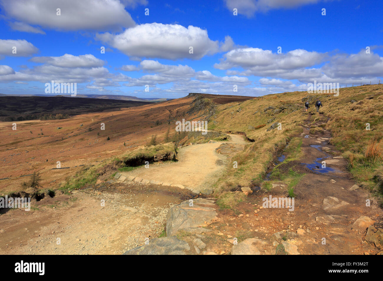 Larga calzada que conduce Stanage Edge, Esperanza Valle, Peak District National Park, Derbyshire, Inglaterra, Reino Unido. Foto de stock