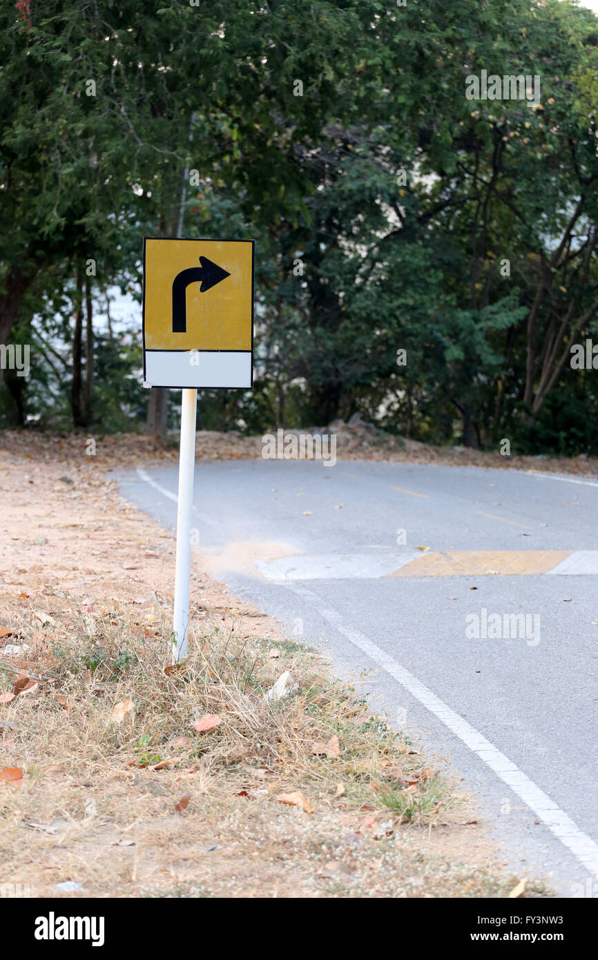 Signos de advertencia para las curvas Road, calle que atraviesa la montaña. Foto de stock
