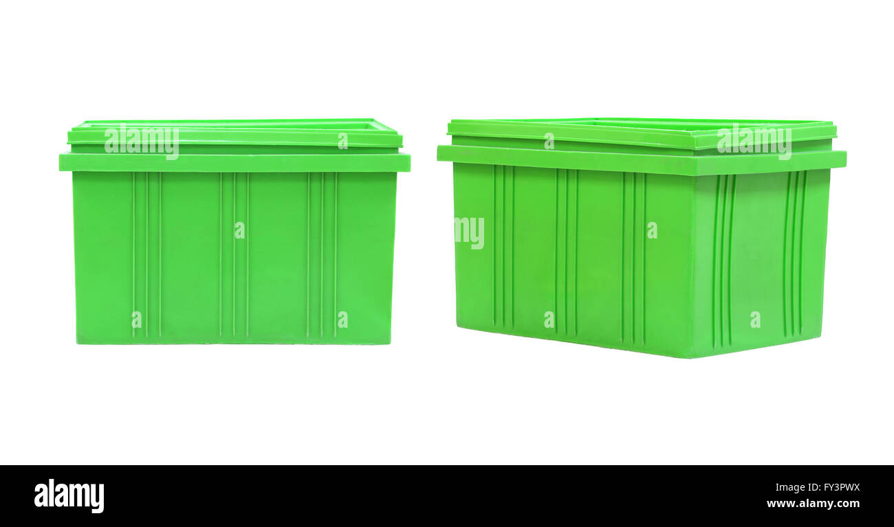 Embalaje: caja de plástico verde de bienes acabados sobre fondo blanco y trazados de recorte. Foto de stock