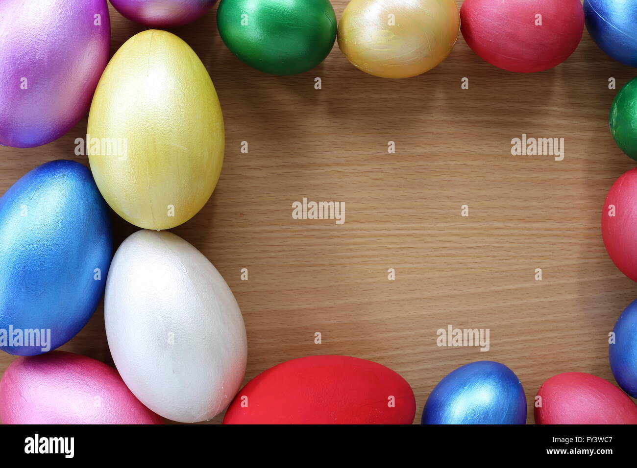 Huevos de Pascua sobre fondo de madera pintada a mano para diseño,feliz día de Pascua. Foto de stock
