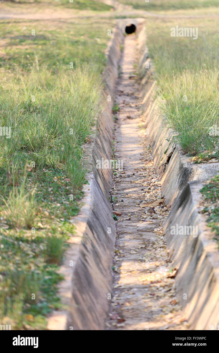 Vaciar en el verano, el agua no fluye a través. Foto de stock