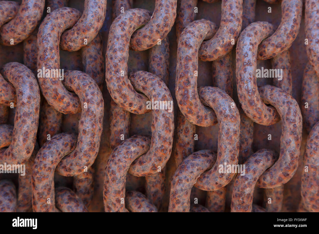 Eslabones de una cadena oxidada en Lydney Harbor, Lydney, Gloucestershire, Reino Unido Foto de stock