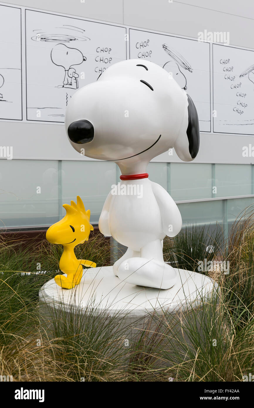 Tokio, Japón. 21 abr, 2016. Las estatuas de Woodstock (R) y Snoopy (L) en  la pantalla a la entrada del Museo de Snoopy en Roppongi de Tokio el 21 de  abril de