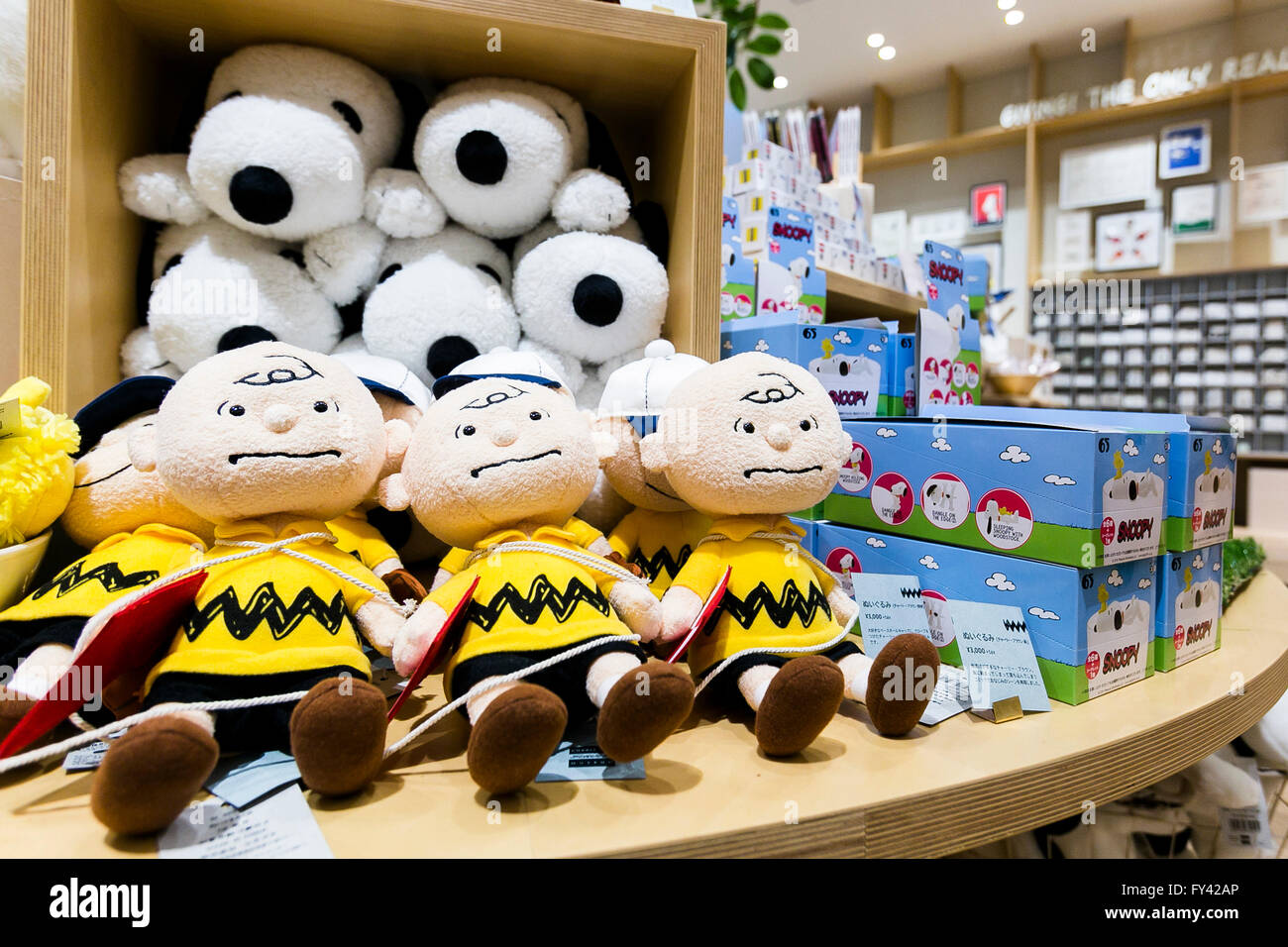 Tokio, Japón. 21 abr, 2016. Diversos productos de maní en venta en el Museo  de Snoopy en Roppongi de Tokio el 21 de abril de 2016, en Tokio, Japón.  Snoopy Museo Tokio