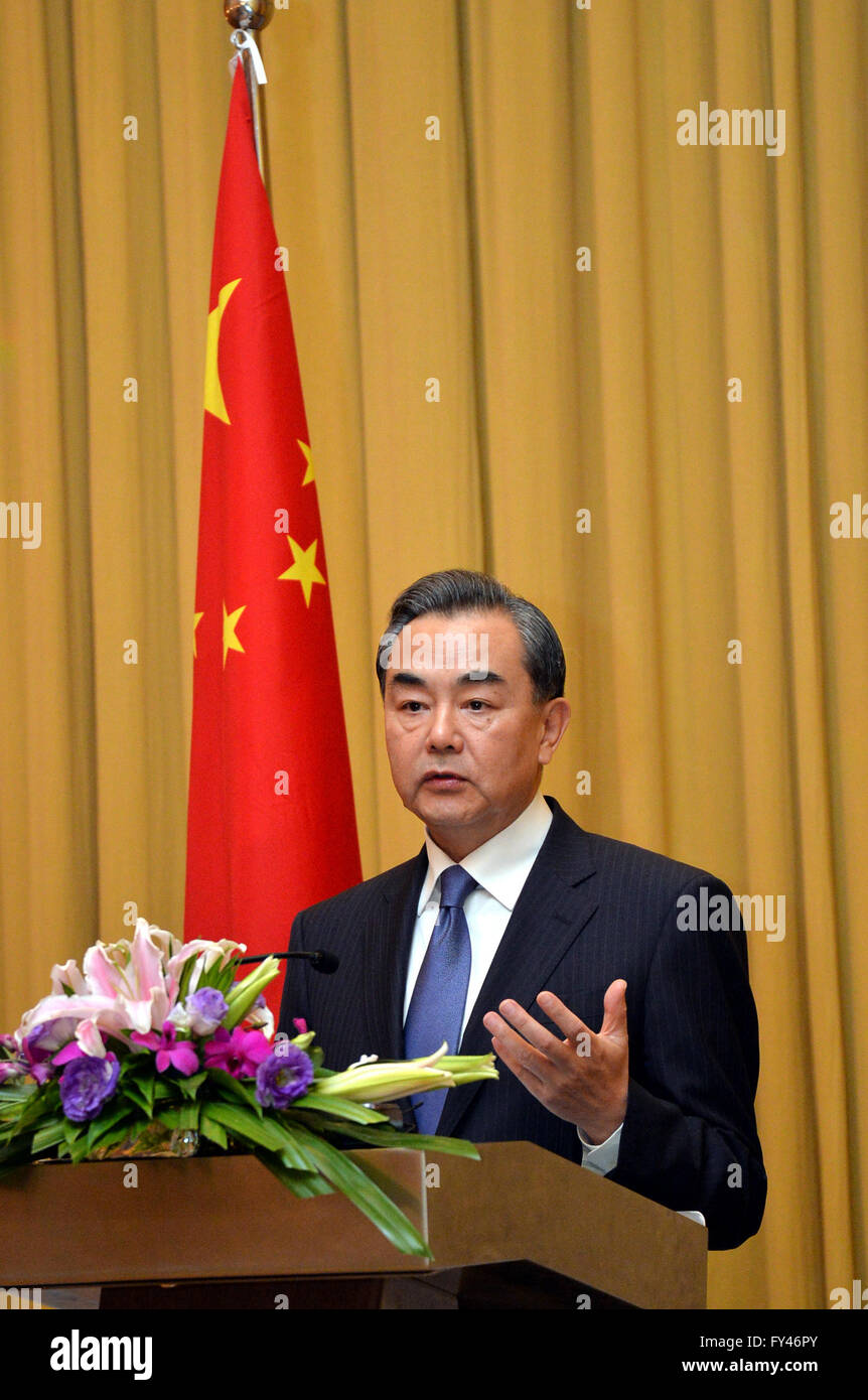 Bandar Seri Begawan. 21 abr, 2016. Ministro de Relaciones Exteriores chino Wang Yi dijo que la doble vía" es un enfoque práctico y viable para resolver el problema del Mar de China meridional en una conferencia de prensa en Bandar Seri Begawan, capital de Brunéi, en abril. 21, 2016. Crédito: Jeffrey Wong/Xinhua/Alamy Live News Foto de stock