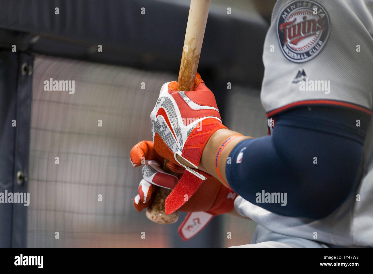 Milwaukee, WI, USA. 20 abr, 2016. Nike Guantes de bateo, Minnesota Twins  usado por un jugador durante el partido de béisbol de las Grandes Ligas  entre los Cerveceros de Milwaukee y los