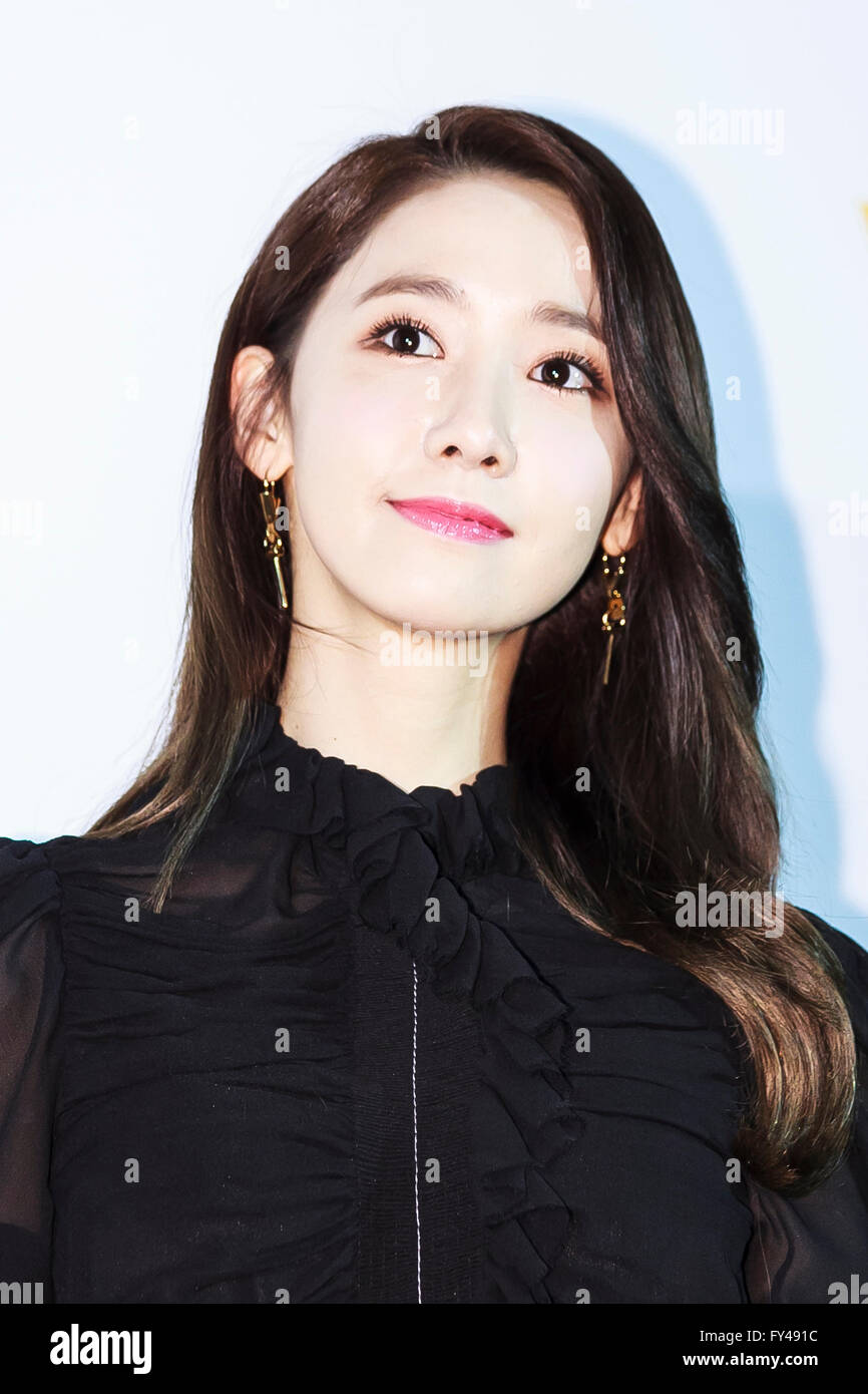 Tokio, Japón. 21 abr, 2016. La actriz y cantante surcoreano Im Yoona posa para las cámaras durante la fiesta de inauguración de Louis Vuitton el ''Volez, Voguez, Voyagez'' exposición el 21 de Tokio, Japón. 21 abr, 2016. La actriz y cantante surcoreano Im Yoona posa para las cámaras durante la fiesta de inauguración de Louis Vuitton el ''Volez, Voguez, Voyagez'' exposición el 21 de