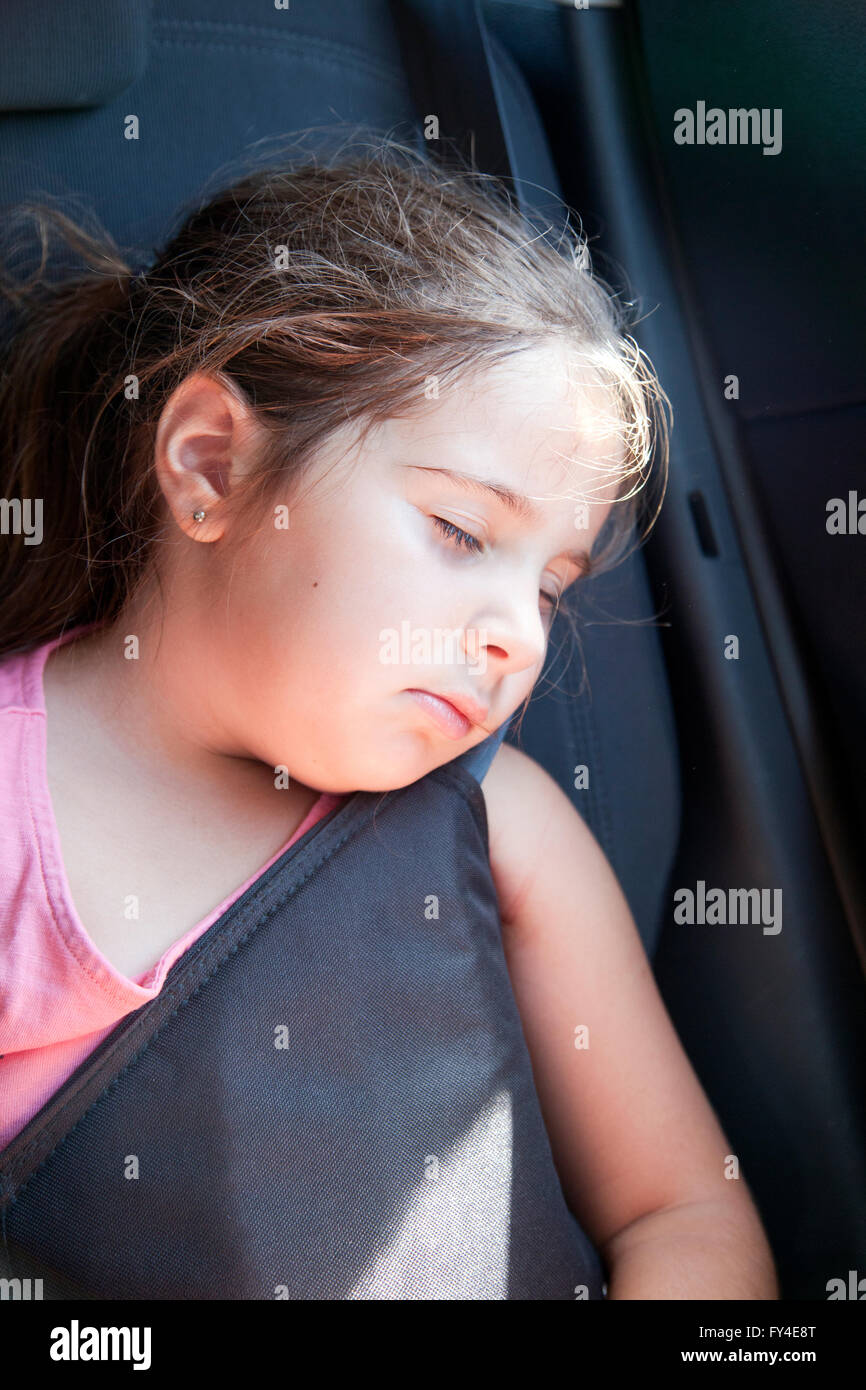 Chica durmiendo en el coche Foto de stock