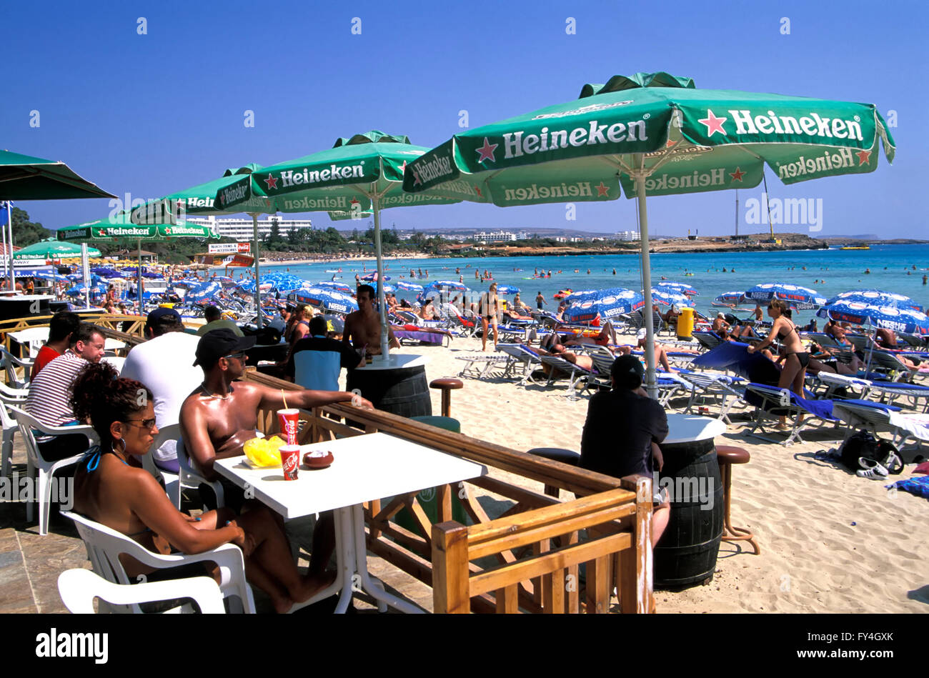 Agia Napa, bar en la playa Nissi Beach, en el sur de Chipre, Europa Foto de stock