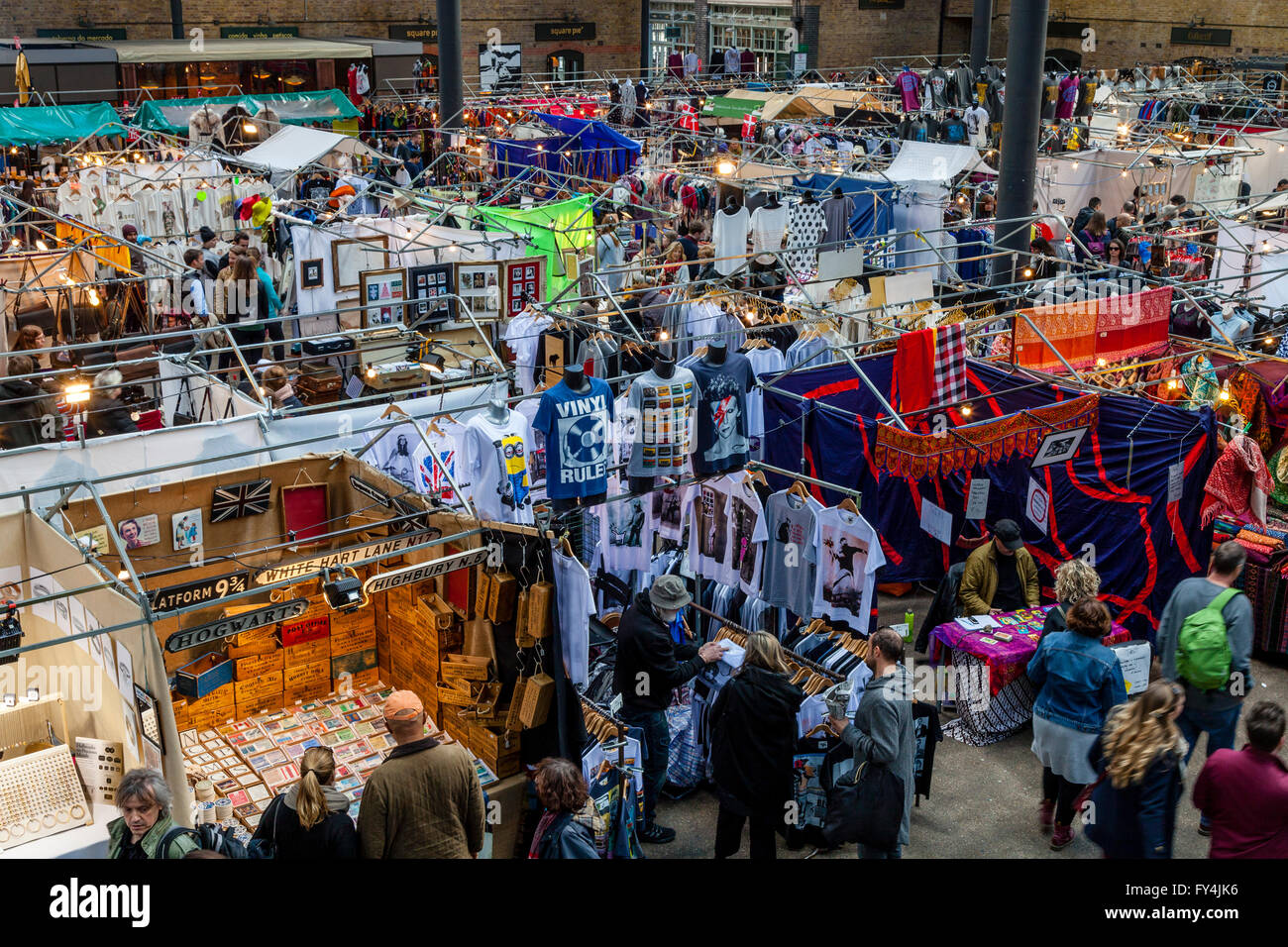 La gente de compras en Old Spitalfields Mercado Dominical, Londres, Inglaterra Foto de stock