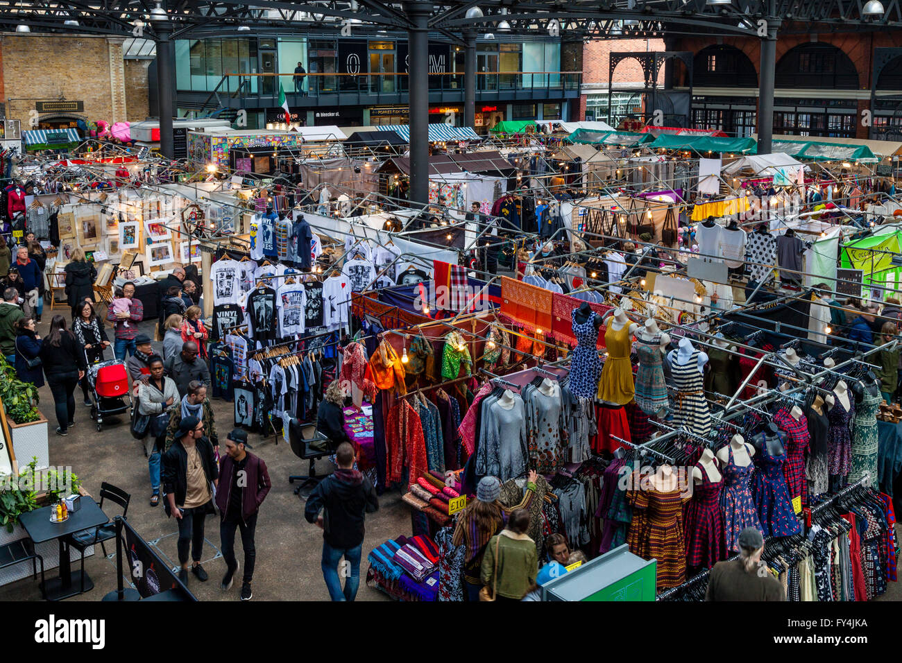 La gente de compras en Old Spitalfields Mercado Dominical, Londres, Inglaterra Foto de stock