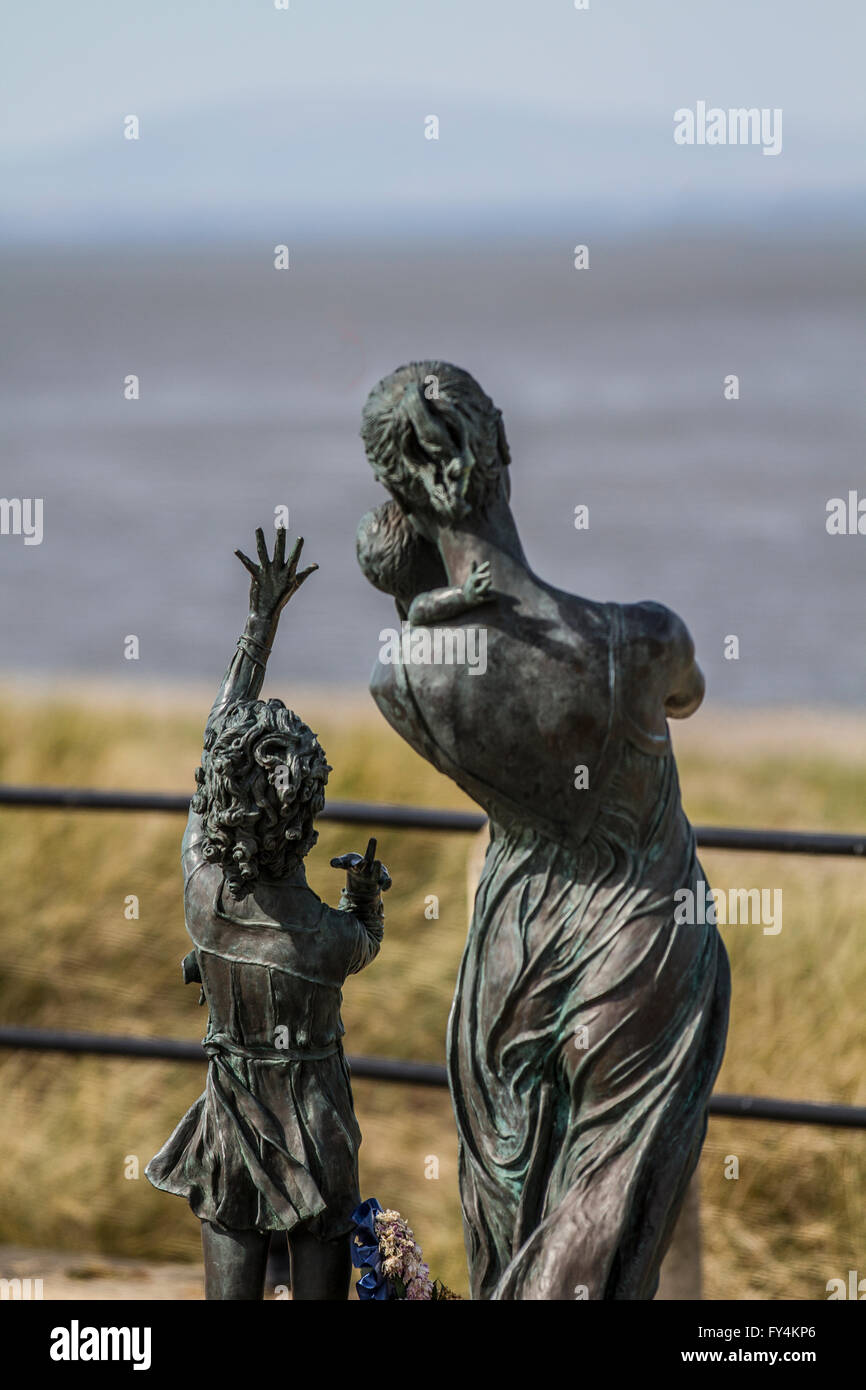Anita Lafford 'Bienvenido a casa' la estatua en el paseo marítimo a Fleetwood, Lancashire, UK Foto de stock