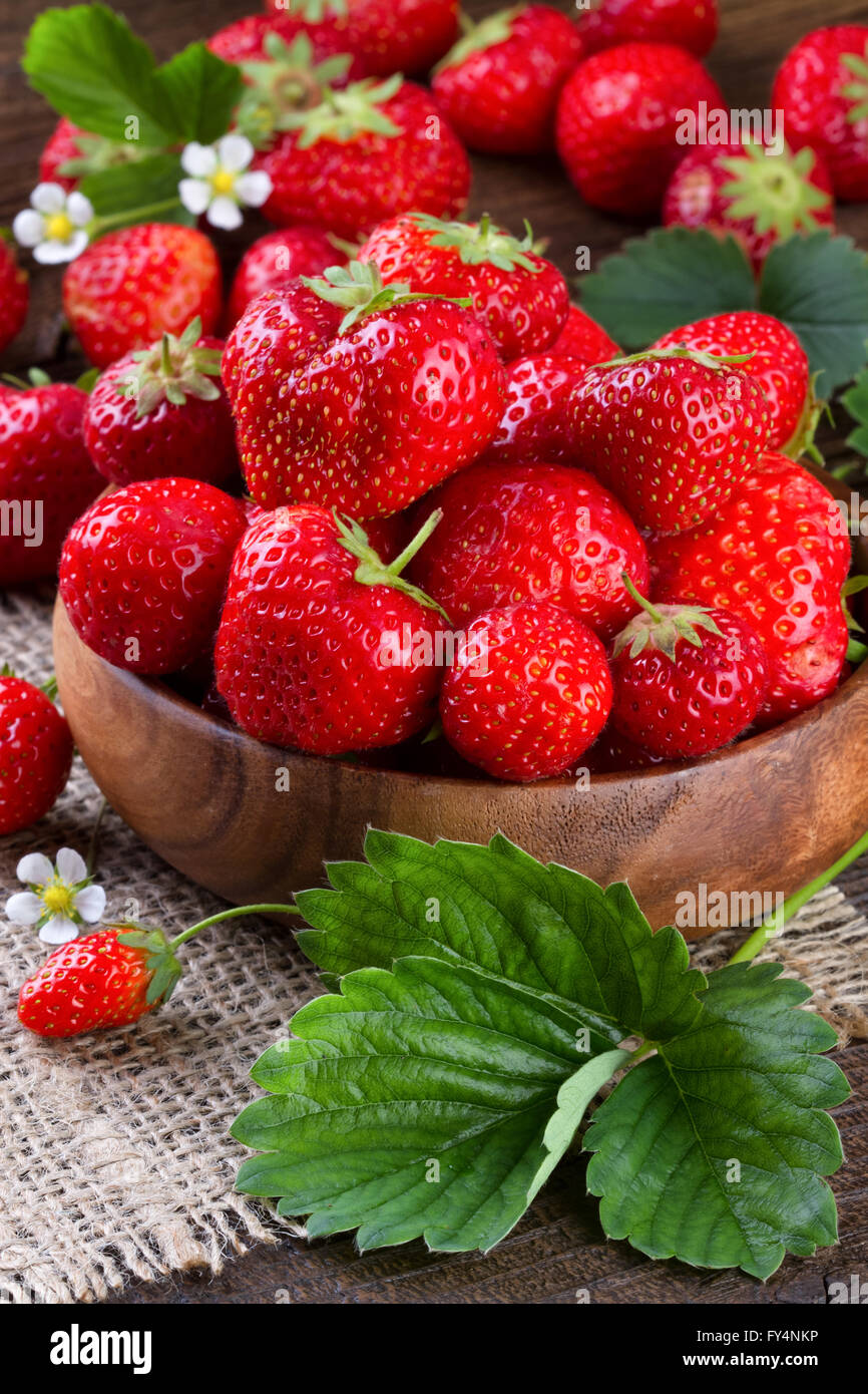 Taza llena de fresas frescas en retro. Imágenes verticales. Foto de stock