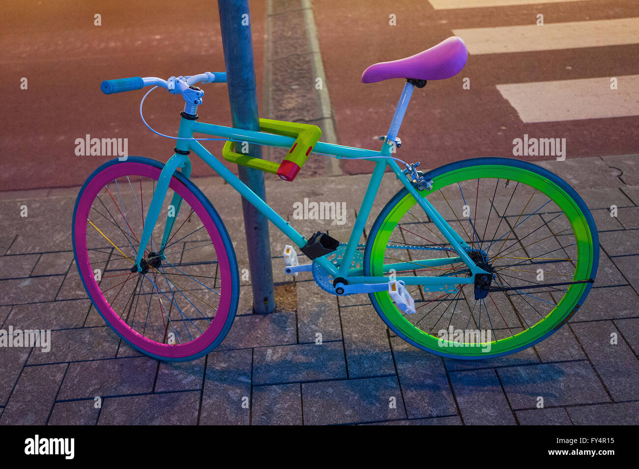 Las bicicletas modernas en Holanda Fotografía de stock - Alamy