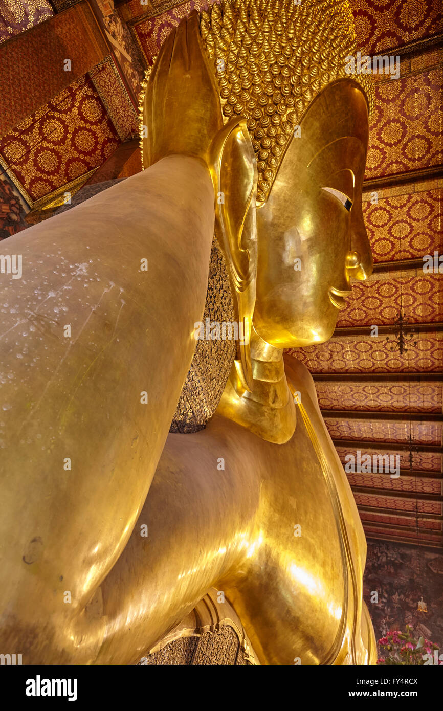 El Buda Reclinado de Wat Pho, Bangkok, Tailandia Foto de stock