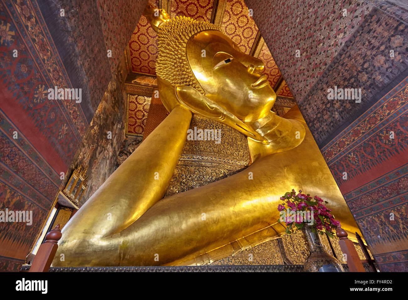 El Buda Reclinado de Wat Pho, Bangkok, Tailandia Foto de stock