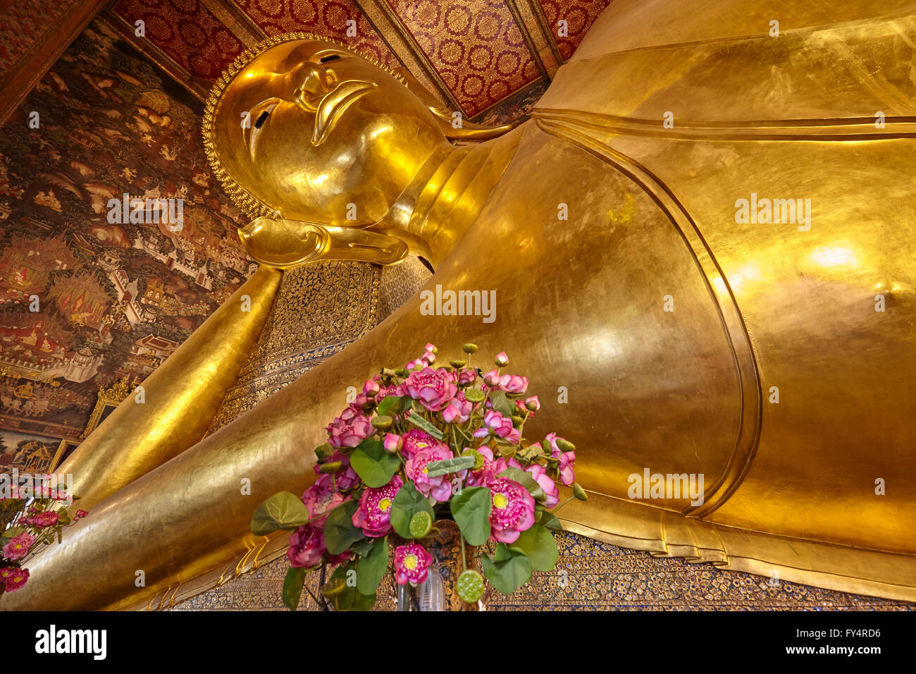 El Buda Reclinado de Wat Pho, Bangkok, Tailandia Foto de stock