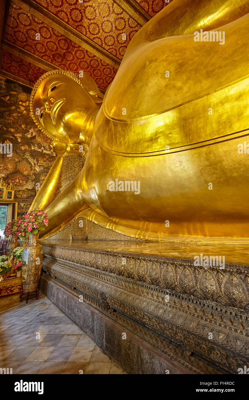 El Buda Reclinado de Wat Pho, Bangkok, Tailandia Foto de stock
