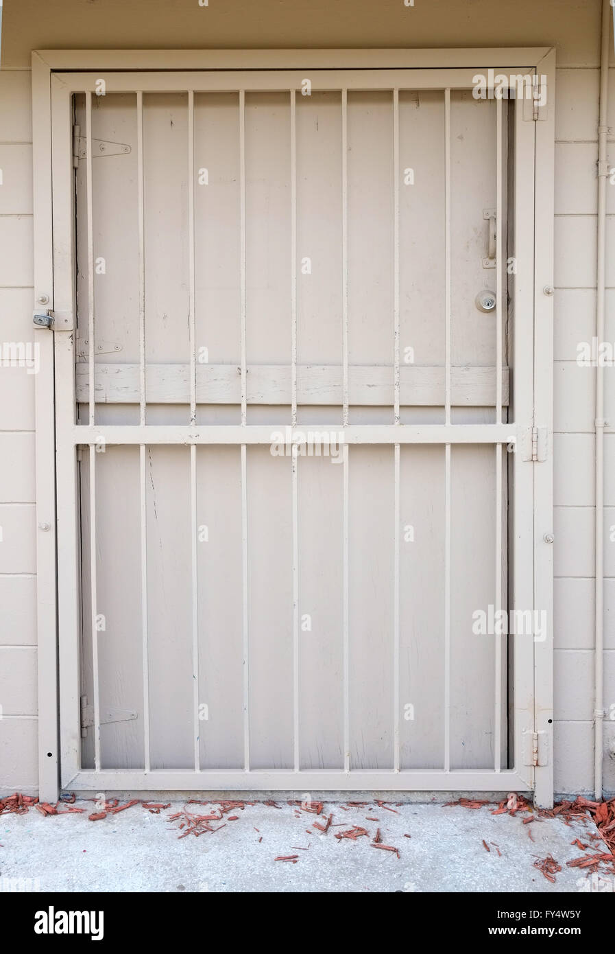 Rejilla de puerta de seguridad de acero fotografías e imágenes de alta  resolución - Alamy