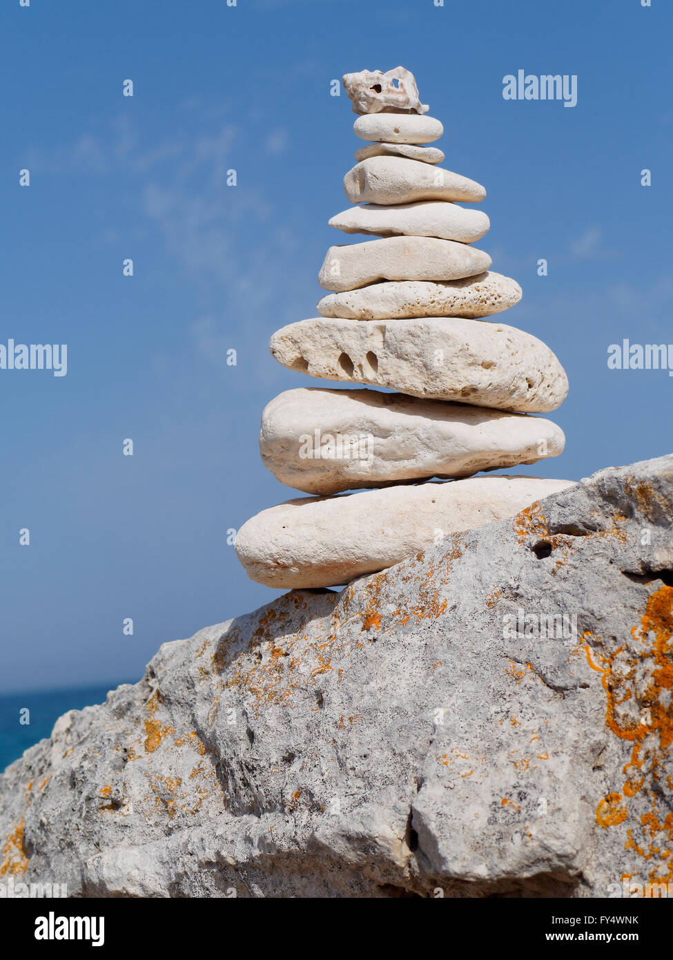 Montón de piedras blancas apiladas símbolo de equilibrio Foto de stock