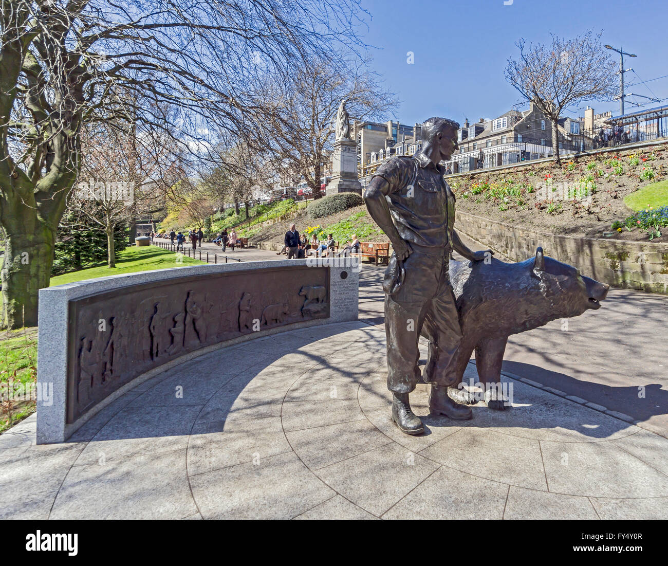 - El soldado polaco Wojtek Bear estatua memorial en Princes Street Gardens East Edimburgo Escocia Foto de stock