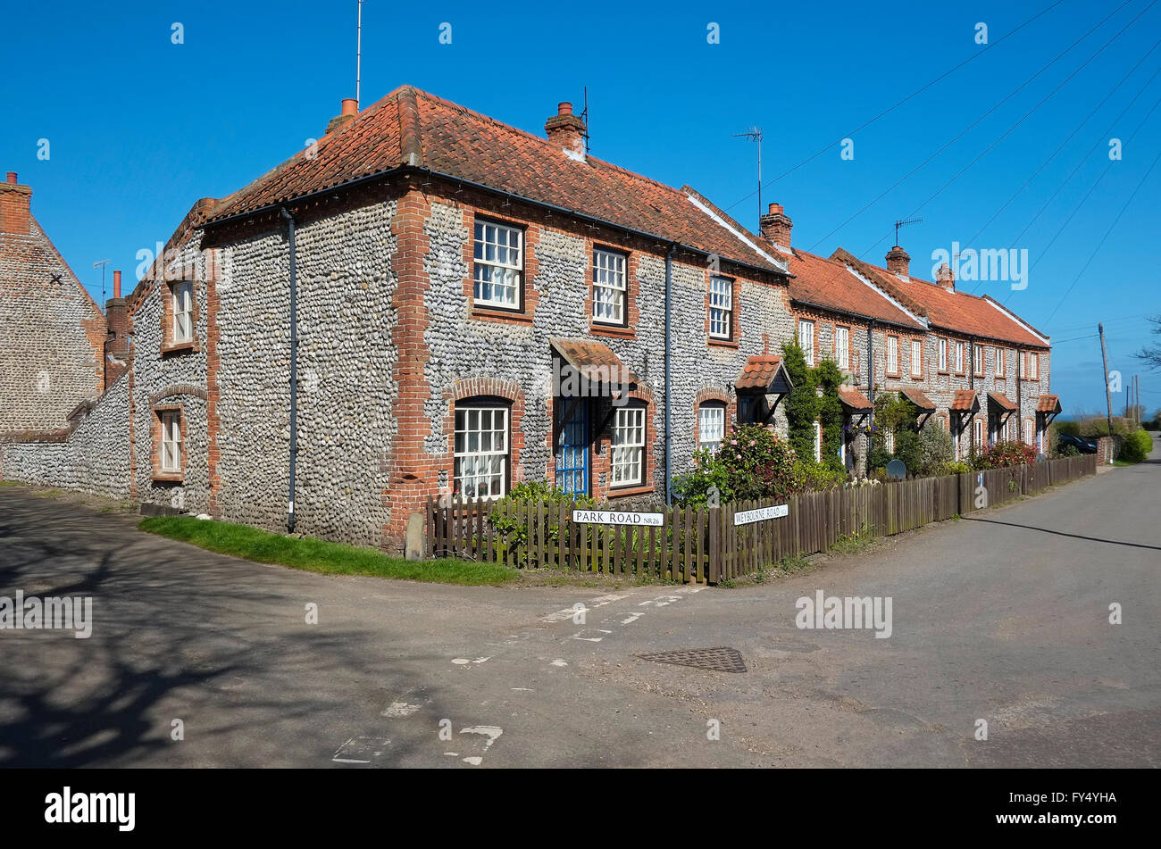 Hilera de casas tradicionales de piedra, superior sheringham, North Norfolk, Inglaterra