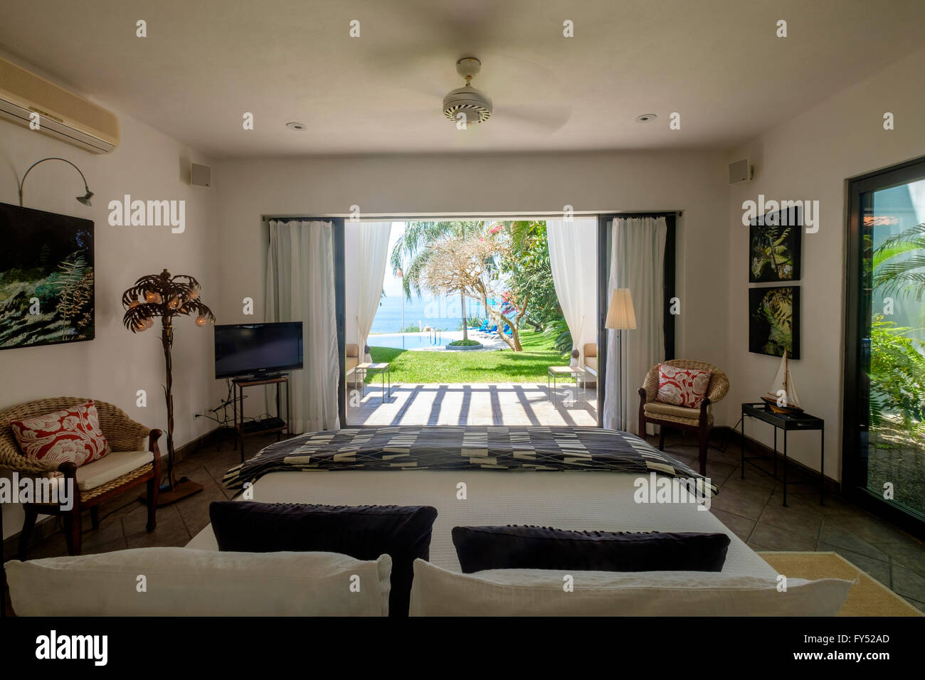 Residencia de lujo frente al océano mexicano dormitorio con sala abierta, concepto, Punta de Mita, Riviera Nayarit, México Foto de stock