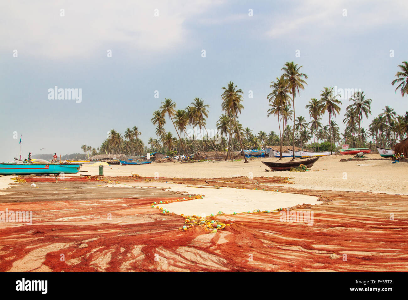 Kolva, India - 20 de abril de 2016: Brillante paisaje viajes relax con botes y fisherma palms Foto de stock