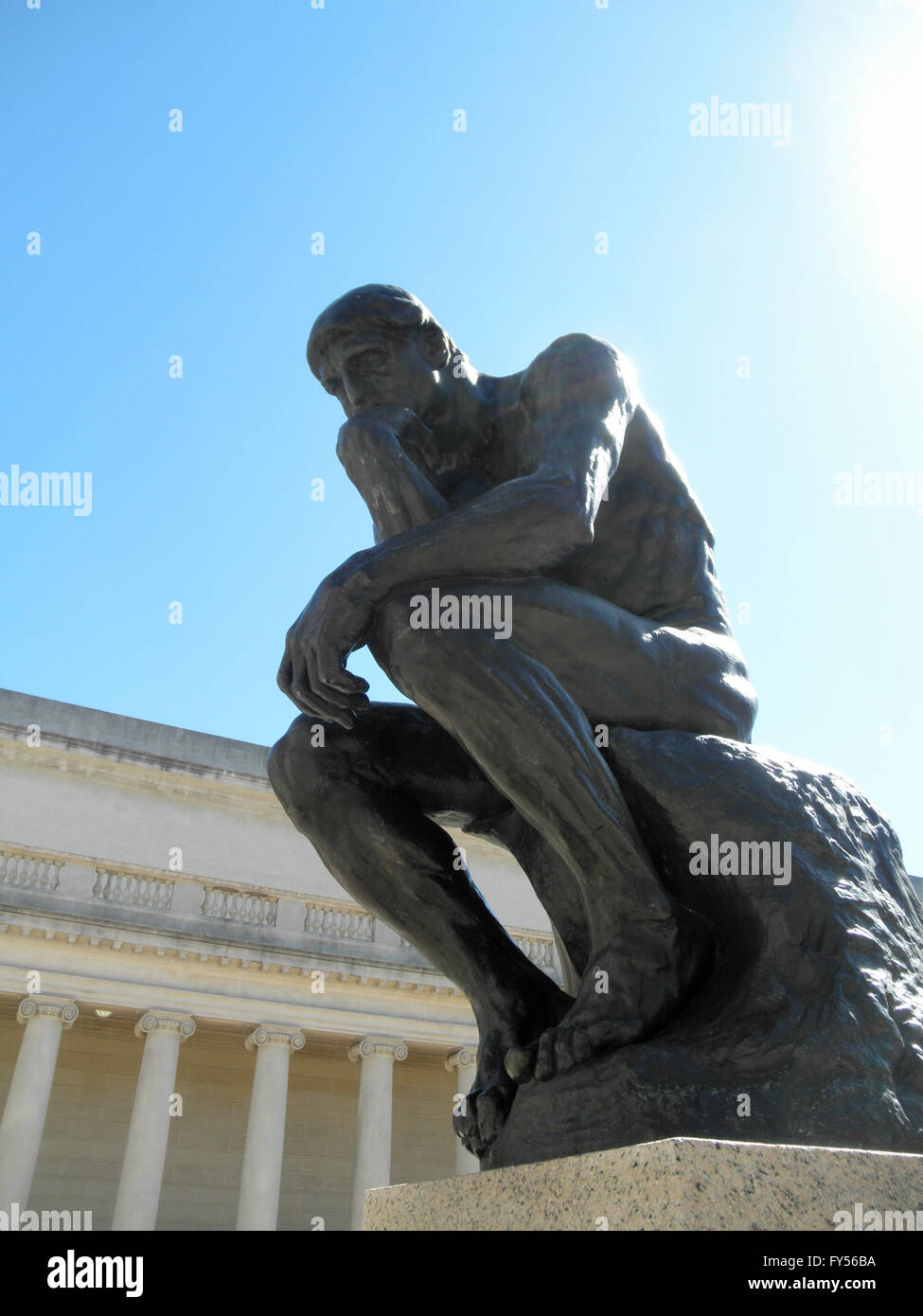 Perfil frontal lateral de la obra maestra el Pensador de Rodin - El Pensador a la entrada del Palacio de la Legión de Honor en Foto de stock