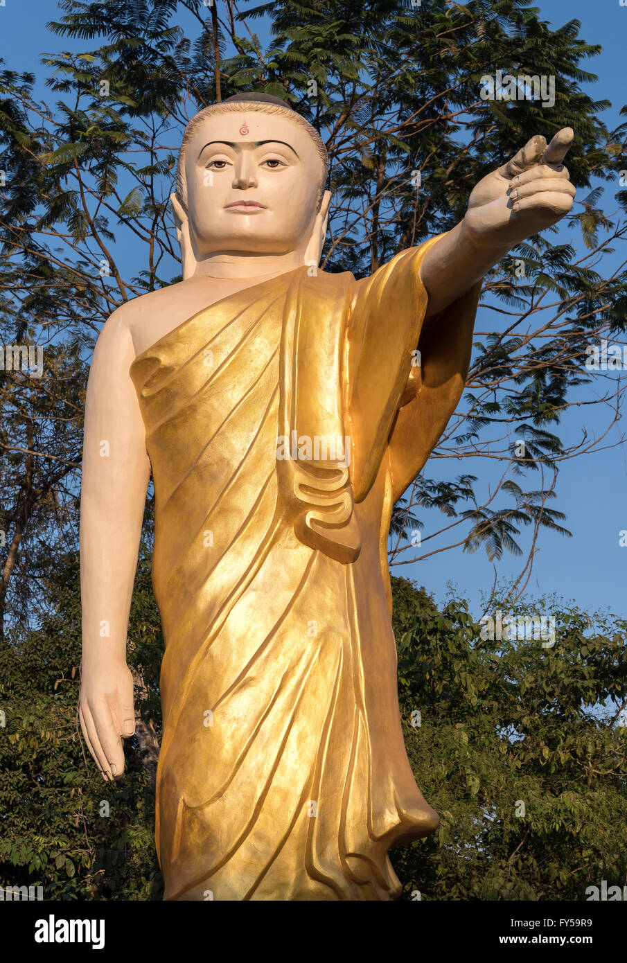 Estatua del Buda con brazo extendido y señalando con el dedo, Naung Daw Gyi Mya Tha Lyaung, Bago, Birmania, Myanmar Foto de stock
