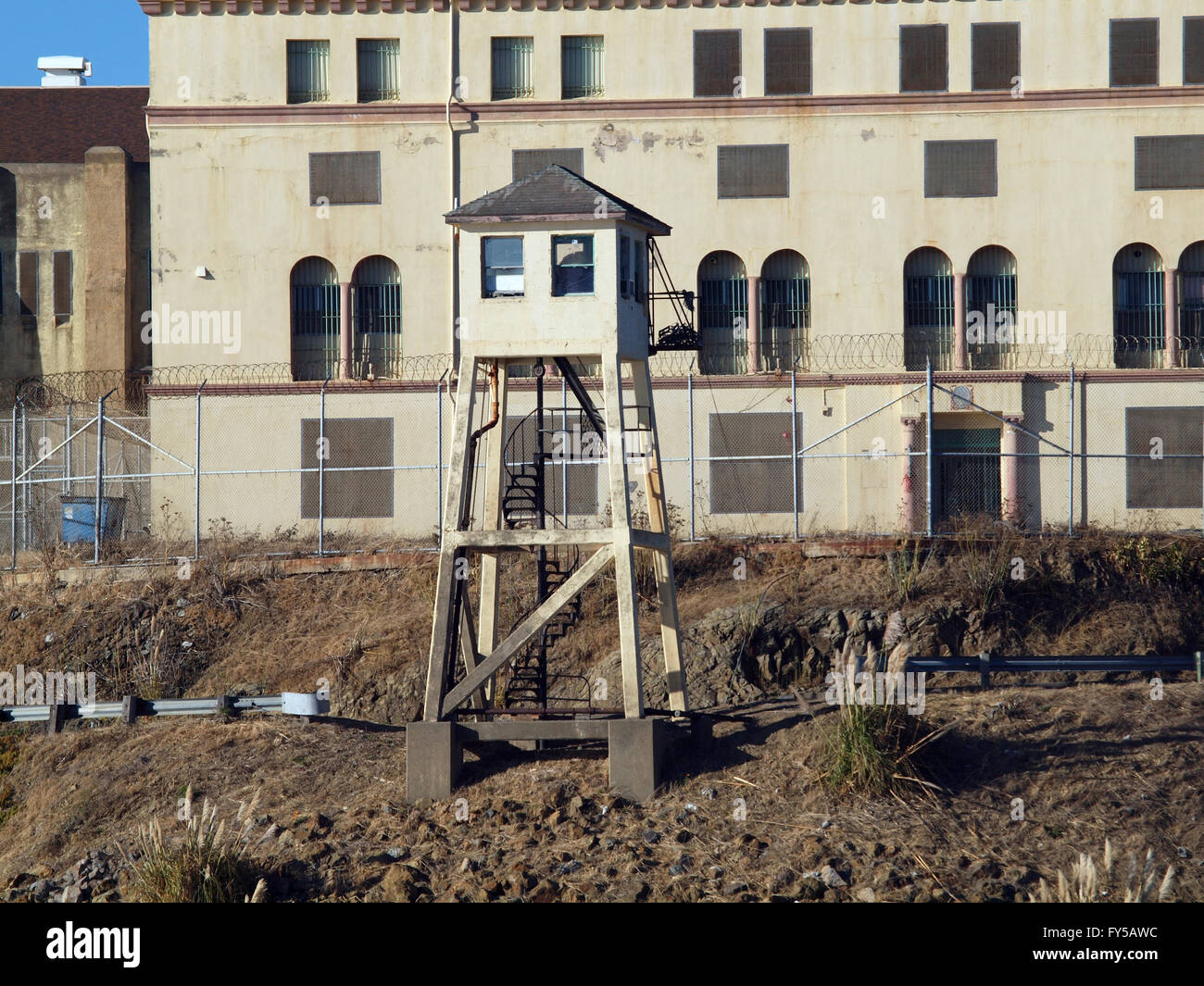 Tall Lookout Tower en San Quentin, la Prisión Estatal de California con la cárcel detrás de ella rodeado con Barbwire valla Foto de stock