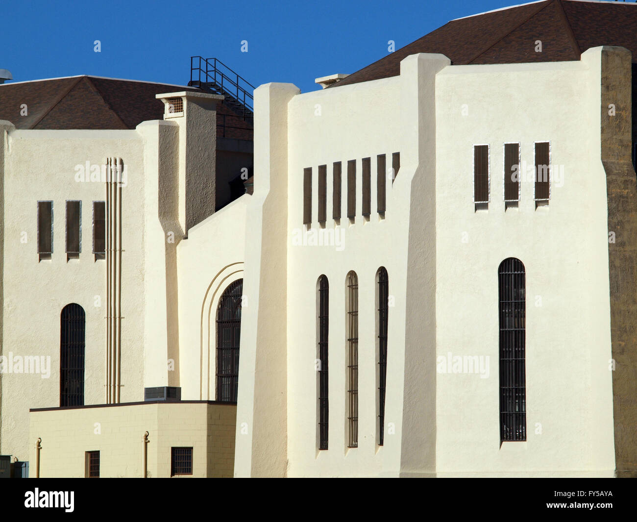 San Quintín prisión estatal cerca de la prisión de pared exterior, ventanas con bares, y el techo. Foto de stock