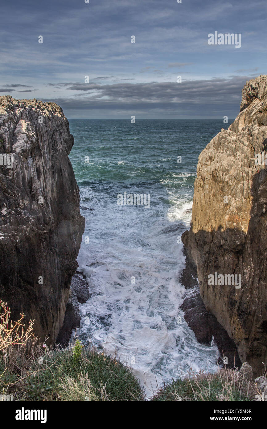 Olas rompiendo en los acantilados de Pría, Asturias (España) Foto de stock