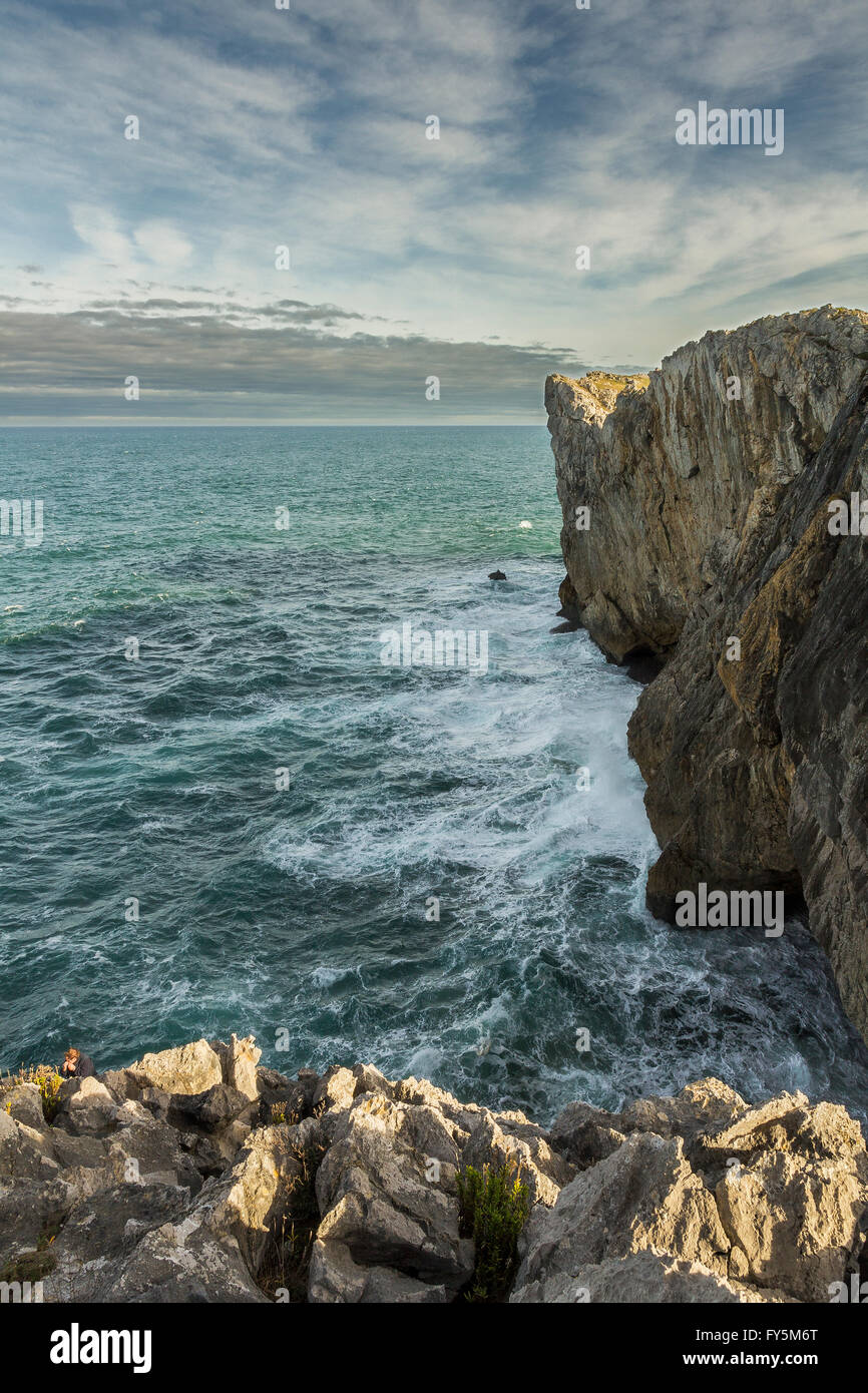 Olas rompiendo en los acantilados de Pría en Asturias (España). Foto de stock