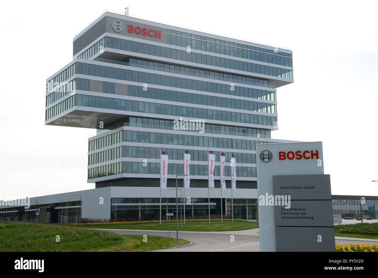 Renningen, Alemania. 22 abr, 2016. El logotipo de Bosch es visto en un edificio del campus de Bosch en Renningen, Alemania, el 22 de abril de 2016. Foto: Franziska Kraufmann/dpa/Alamy Live News Foto de stock