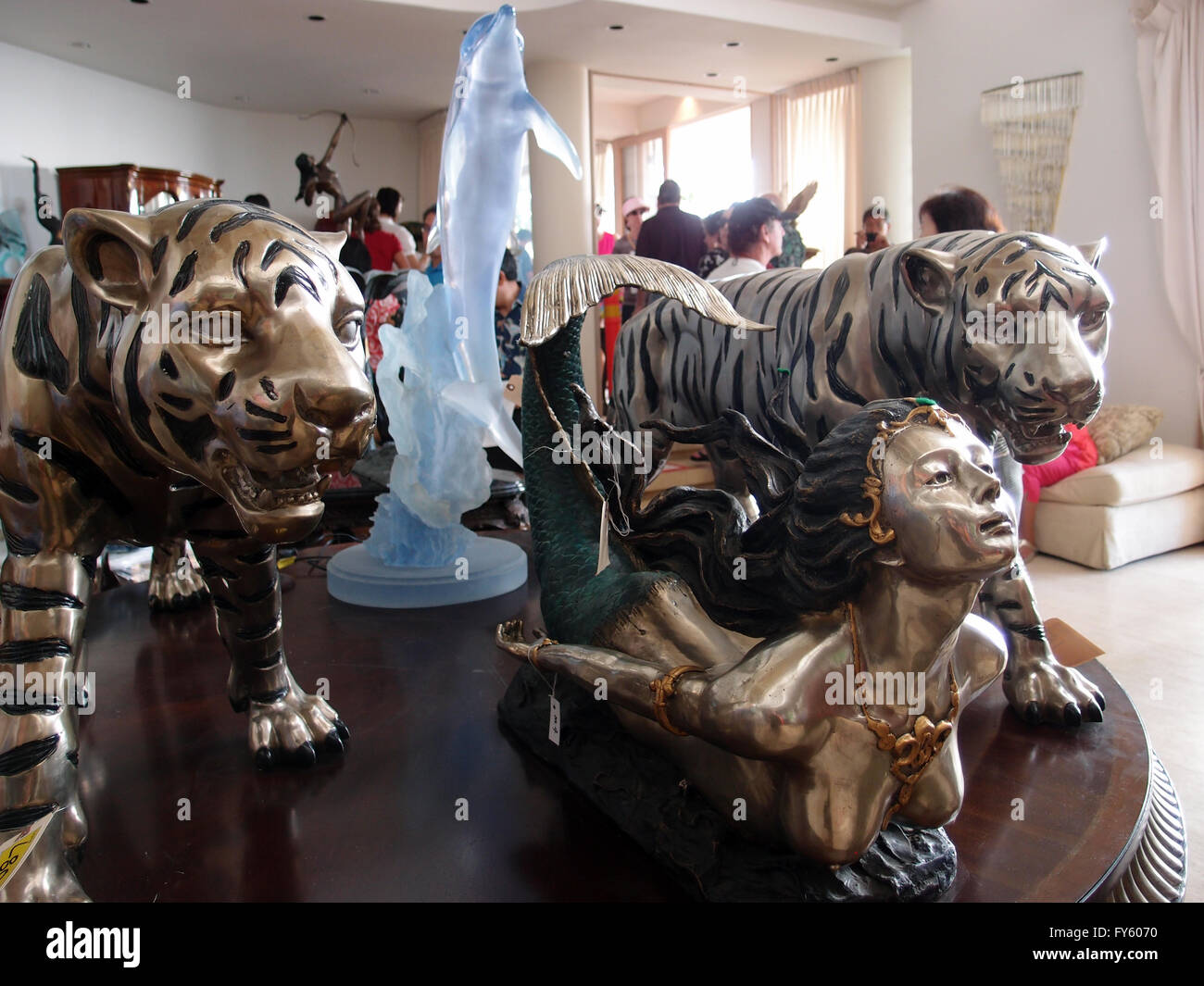 HONOLULU, HI - 23 de noviembre: Tigres, delfines y una sirena Sculputres  mostrar en una tabla en una subasta en la infame Genshiro Kawamoto subasta  en Kahala, único elemento de mayor venta