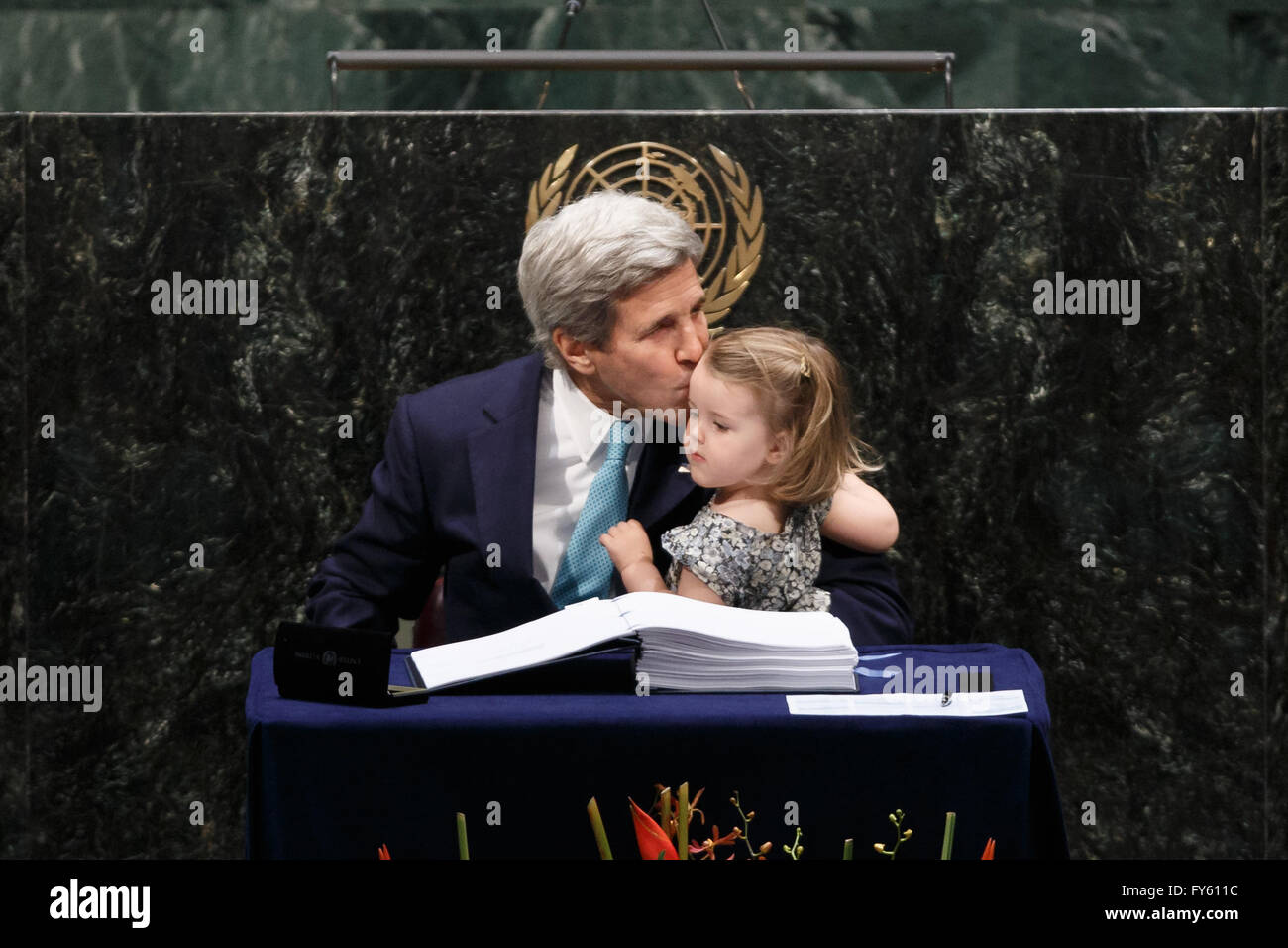 Organización de las Naciones Unidas. 22 abr, 2016. La Secretaria de Estado de los Estados Unidos John Kerry besa a su nieta después de haber firmado el acuerdo climático de París, en la sede de las Naciones Unidas en Nueva York, 22 de abril de 2016. El París histórico pacto climático abrió para firmas por los líderes de 171 países el viernes por la mañana, marcó el primer paso hacia la entrada en vigor del Pacto. Crédito: Li Muzi/Xinhua/Alamy Live News Foto de stock