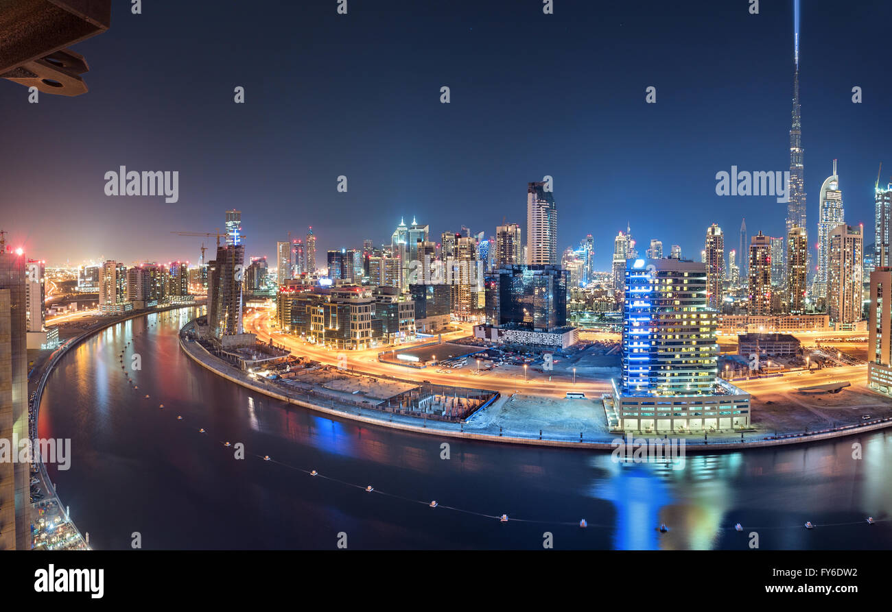 Vista panorámica de Dubai desde el comienzo por la noche Foto de stock