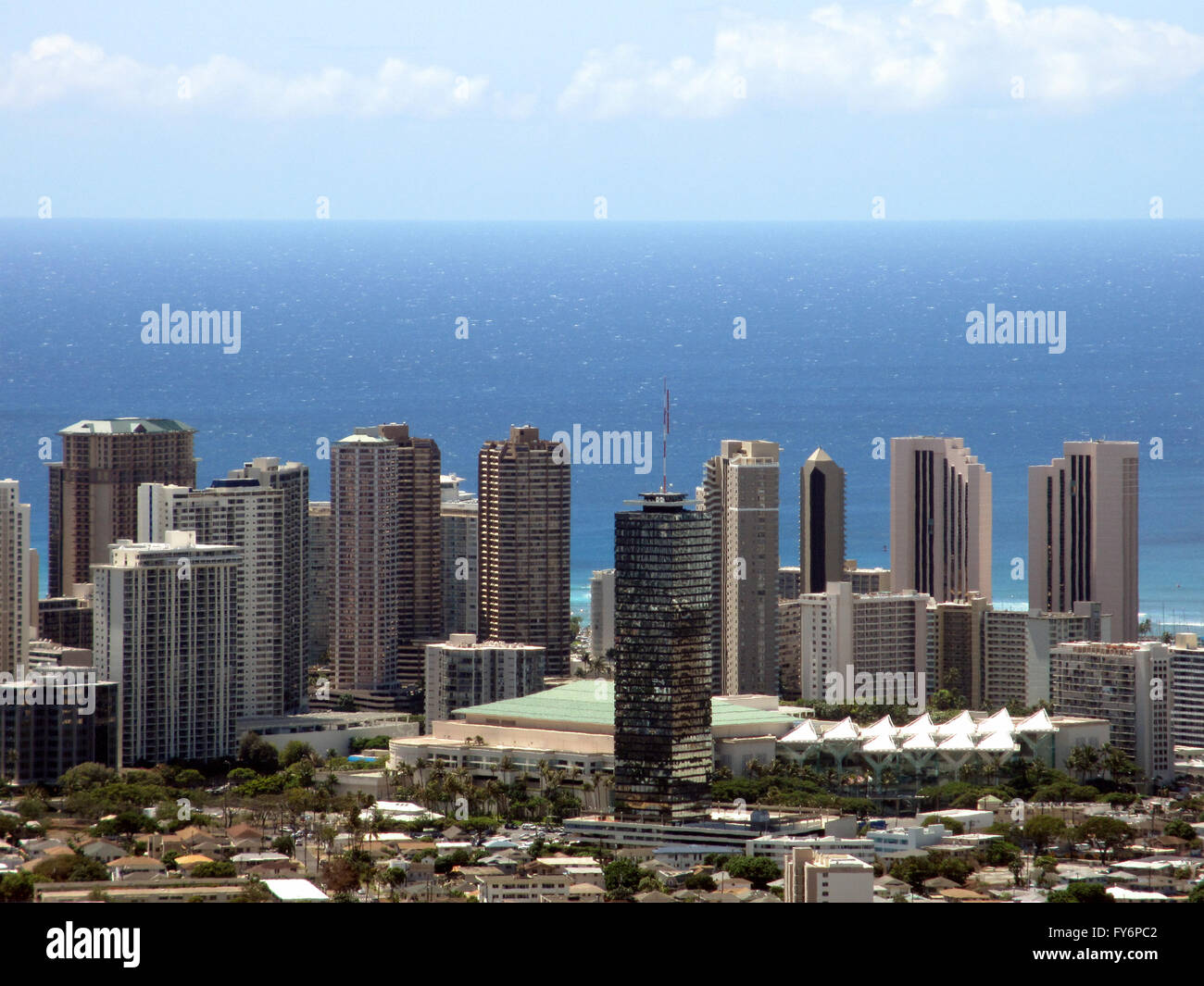 Centro de Convenciones, Waikiki, Honolulu paisaje con vistas del Océano Pacífico en un gran día en la isla de Oahu, en el estado Foto de stock